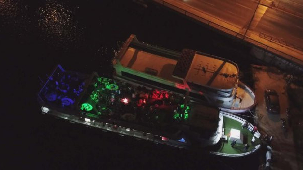 Boğaz'da skandal olay... Virüse aldırmadan parti düzenlediler; Bakan Koca'yı çıldırtacak görüntüler