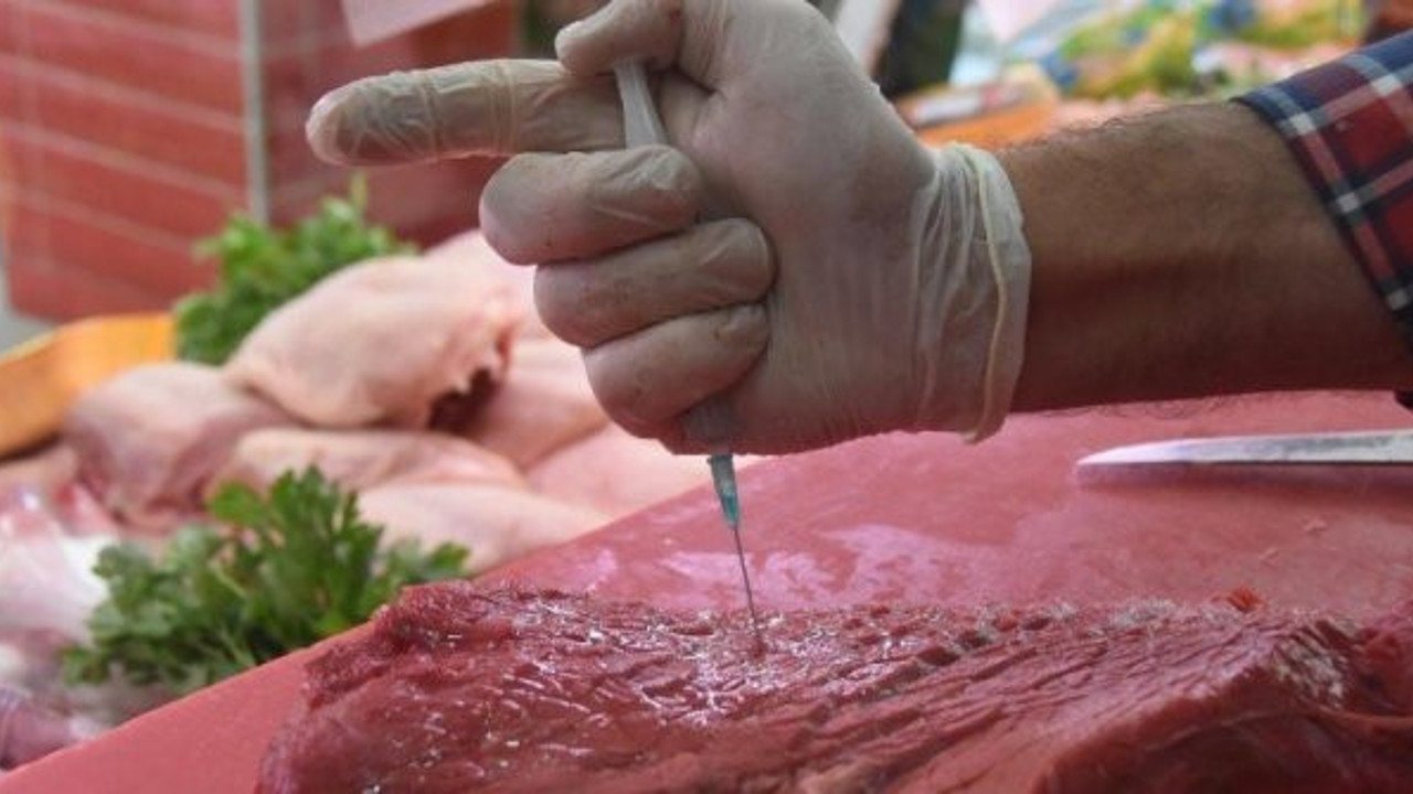 Şırıngayla enjekte ediyorlar: Vatandaş gramla et alırken tartıda büyük oyun