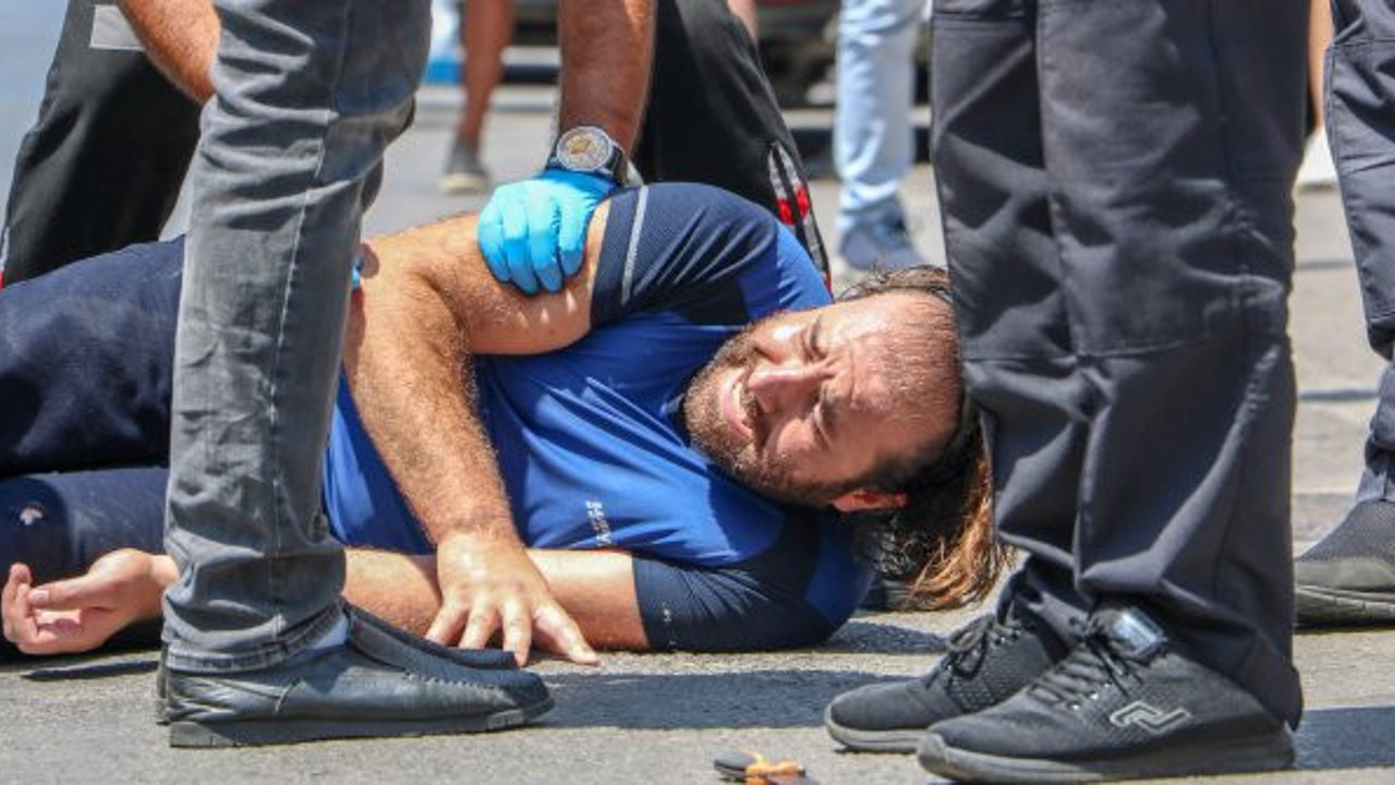 Saldırganın vurulma anı kamerada! Gözaltına alacak polisleri bıçakladı yaralı polisin kurşunuyla durduruldu