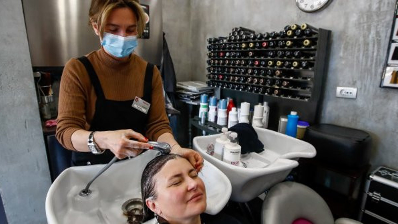 Yeni korona yasakları açıklandı, Berber, kuaför, güzellik salonlarında artık konuşmak yasak