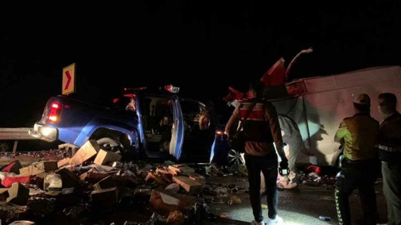 Kafa kafaya çarpıştılar! Aşırı sürat faciası: 2 ölü