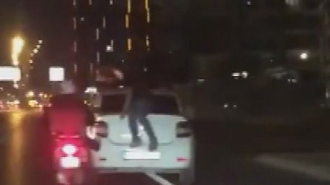 Buna kim dur diyecek! Otomobil kaputunda ölümüne yolculuk