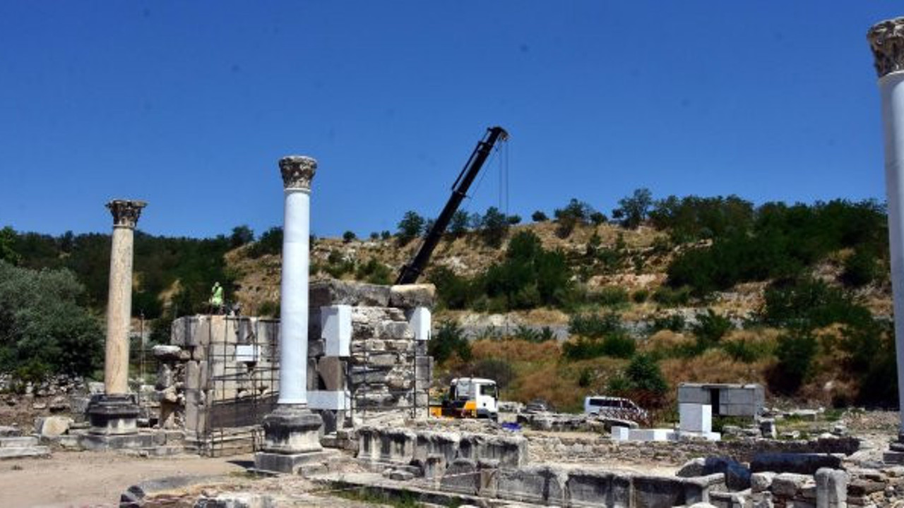 Gladyatörler Şehri'ndeki tarihi sütunlar ayağa kaldırılıyor