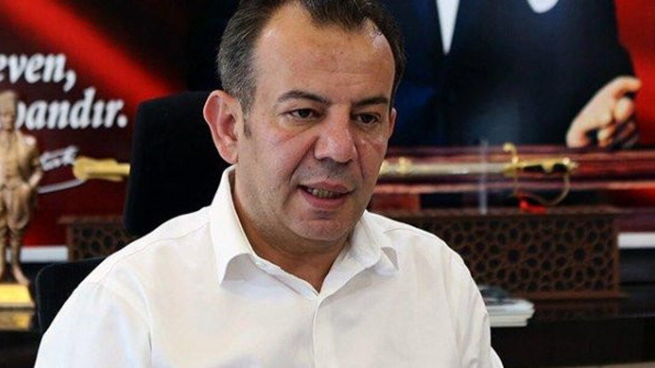 CHP’li başkandan 15 Temmuz mesajı, belediye binasını bu pankartı astı