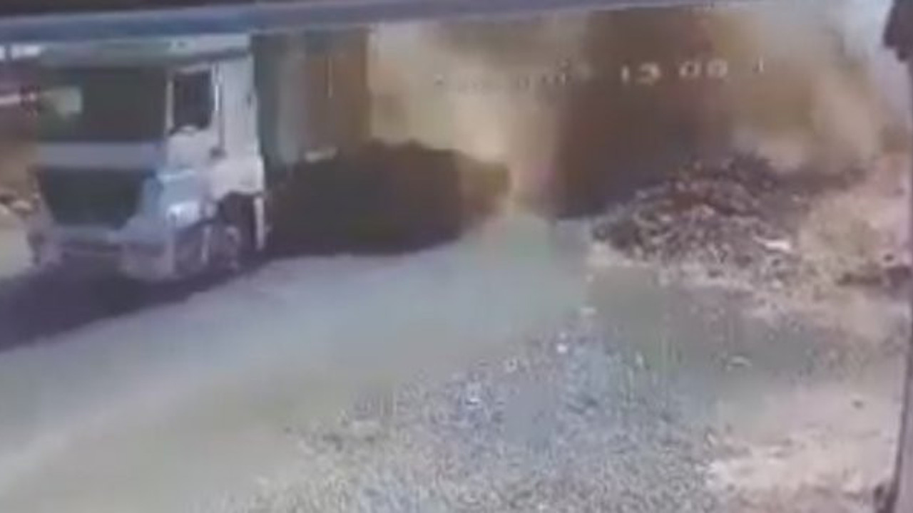 TIR'dan uçan samanlar motosikletli genci öldürdü