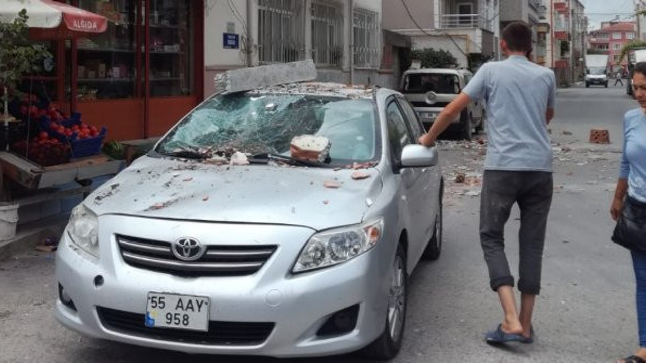Samsun'da balkon çöktü, araç hasar gördü