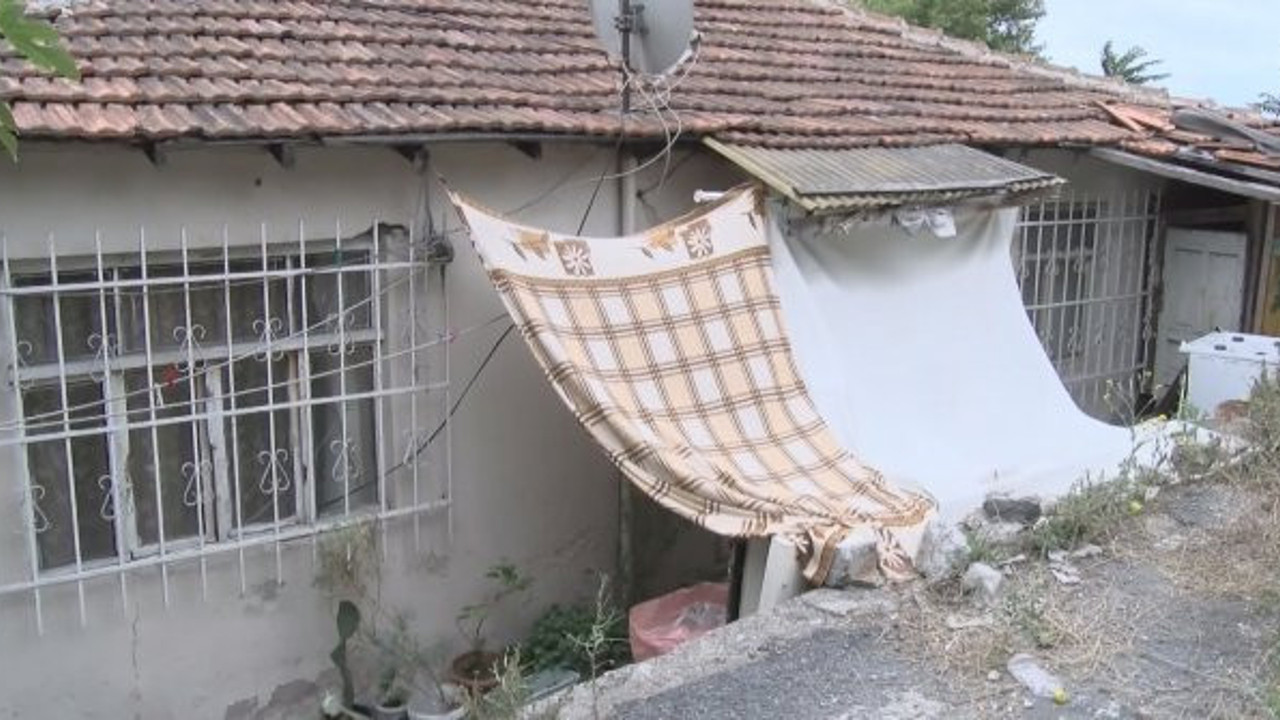 Annesine rüyada ak sakallı dede söylemiş! Evin salonunu 21 metre kazdılar