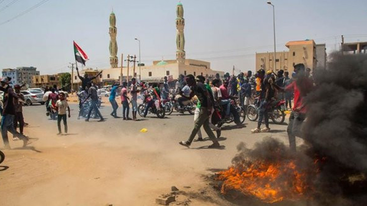 Protestoları engellemek için köprü ve camiler kapatıldı