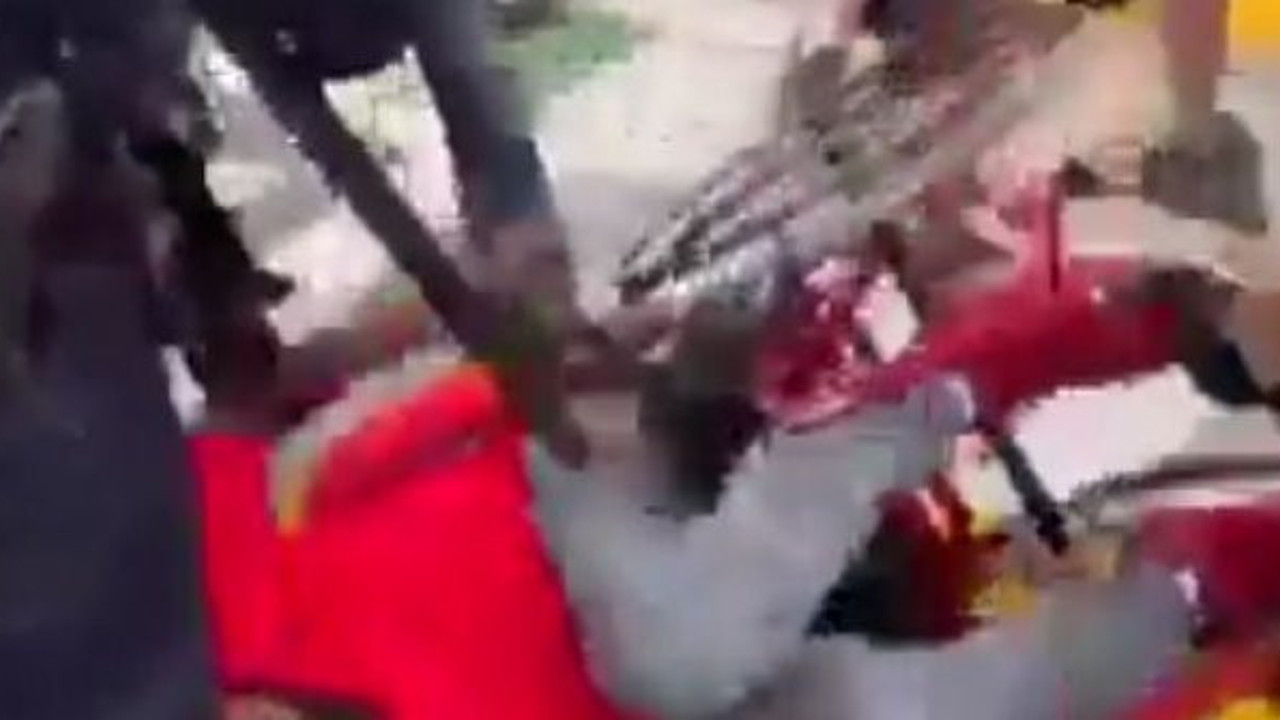 Engelli protestocuya polis şiddeti… Tekerlekli sandalyesini kenara attılar… Bırakmamak için direndi