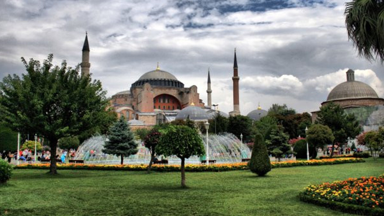 Ünlü Yunan tarihçi Helene Ahrweiler Ayasofya’daki durumu böyle özetledi: "Bizans İmparatorluğu'nun ikinci kez çöküşü"