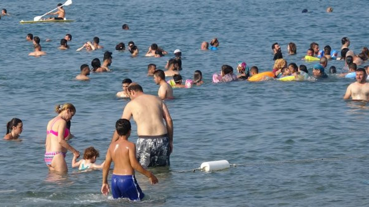 Mersin'de aşırı sıcaklar bunalttı, vatandaşlar denize koştu: Bu hastalıkları olanlar dikkat!