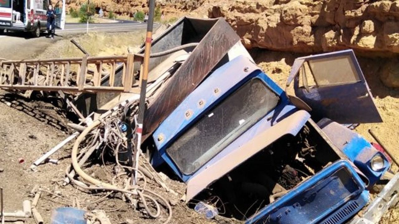 Freni boşalan kamyon şarampole yuvarlandı: 1 ölü, 1 yaralı