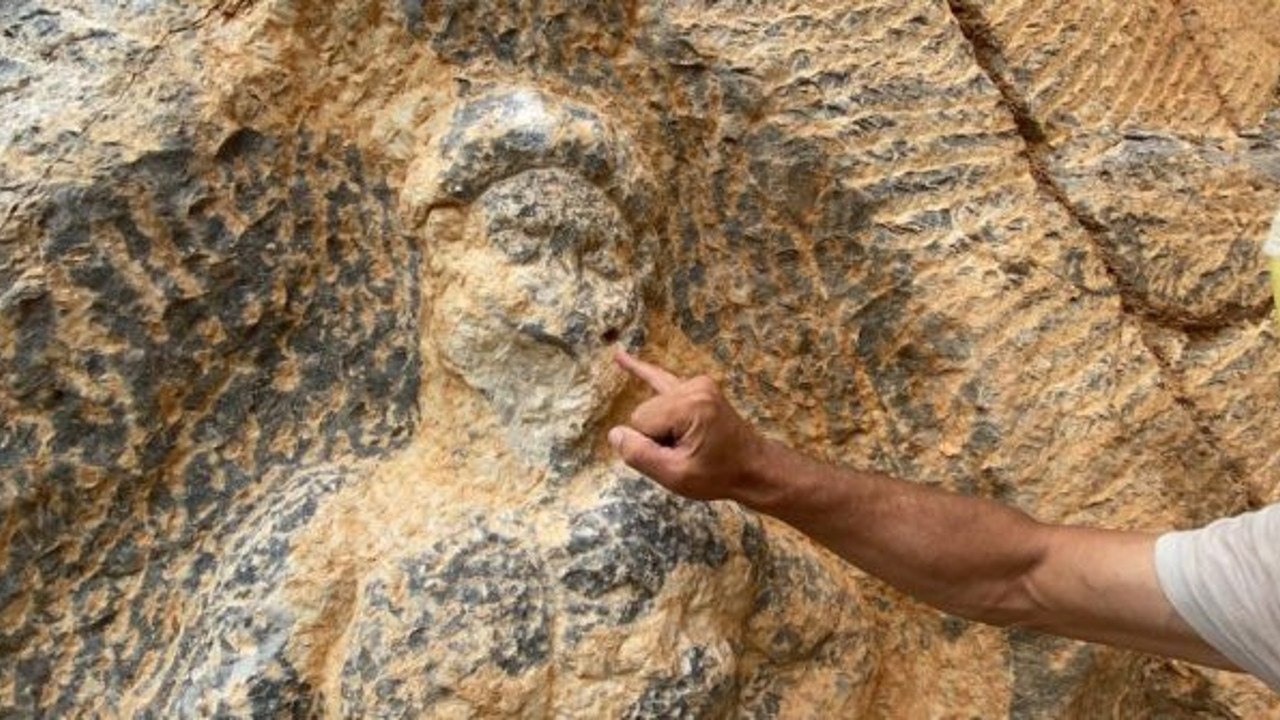 Defineciler yine 2 bin yıllık Herkül kabartmasına saldırdı!