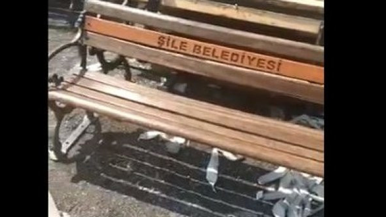İstanbul Büyükşehir Belediyesi'nin adını banklardan söküp, kendi adlarını yazdılar: Belediyeler savaşı: İş buralara kadar geldi
