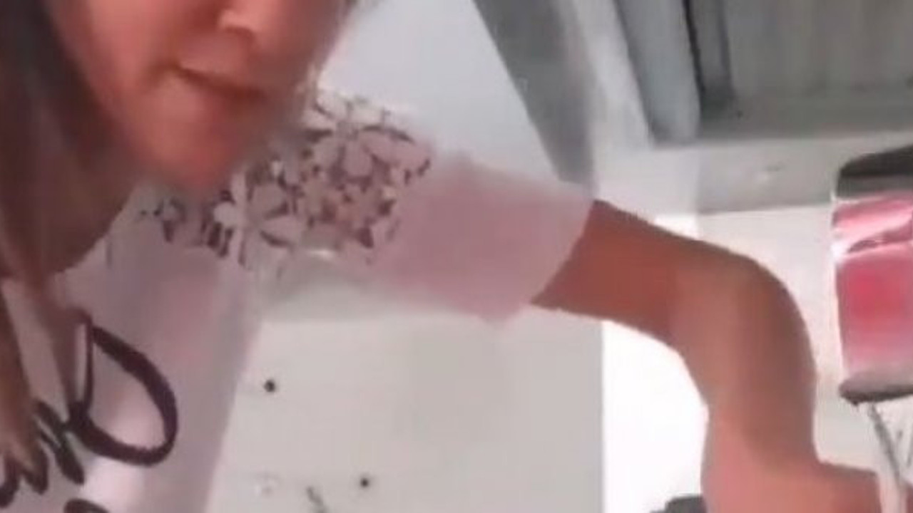 Makarnayı süzmenin kolay yolunu anlattı