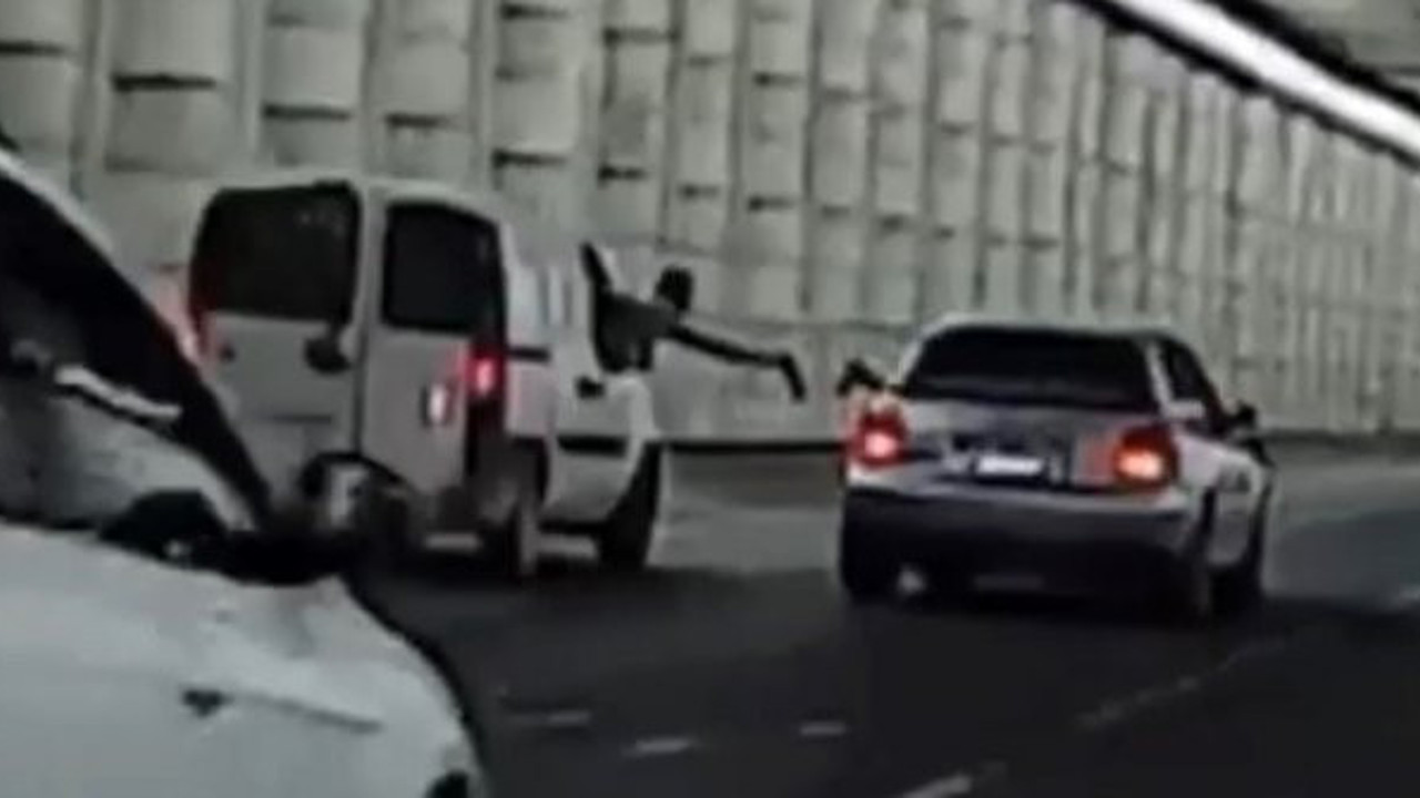 İzmir'de akıl almaz görüntüler! Magandalar trafikte bira tokuşturdu