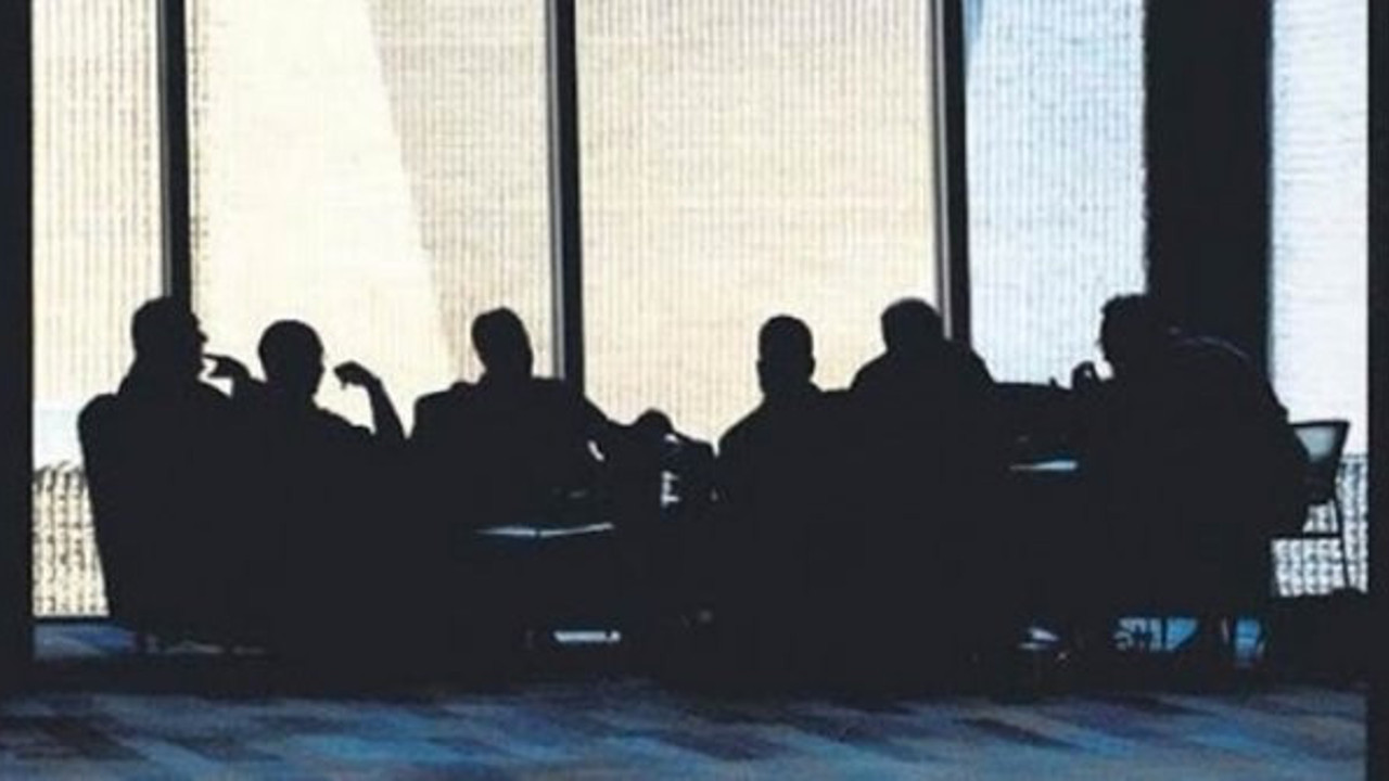 Hem Cumhuriyet gazetesinin hem Sözcü'nün büyük iddiası: "İtirafçı FETÖ'cüler görevde, isim isim liste yayınladılar"