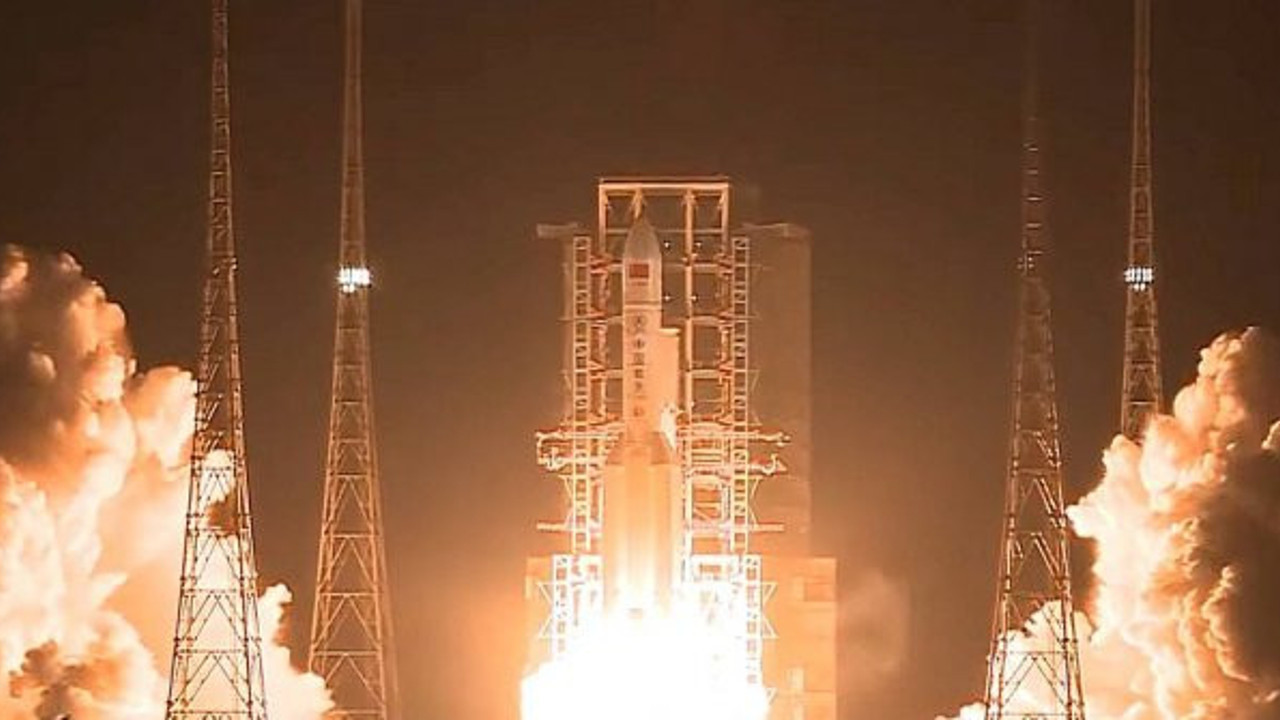 Çin, Mars keşif uydusu ve gezginci aracını uzaya fırlattı