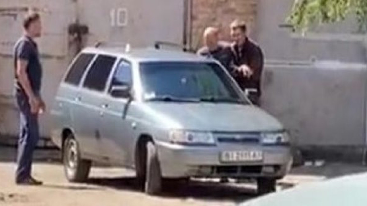 El bombasıyla polisi rehin aldı