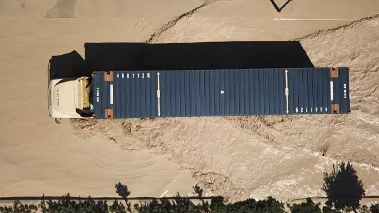 Su borusu patladı caddede araçlar yüzdü