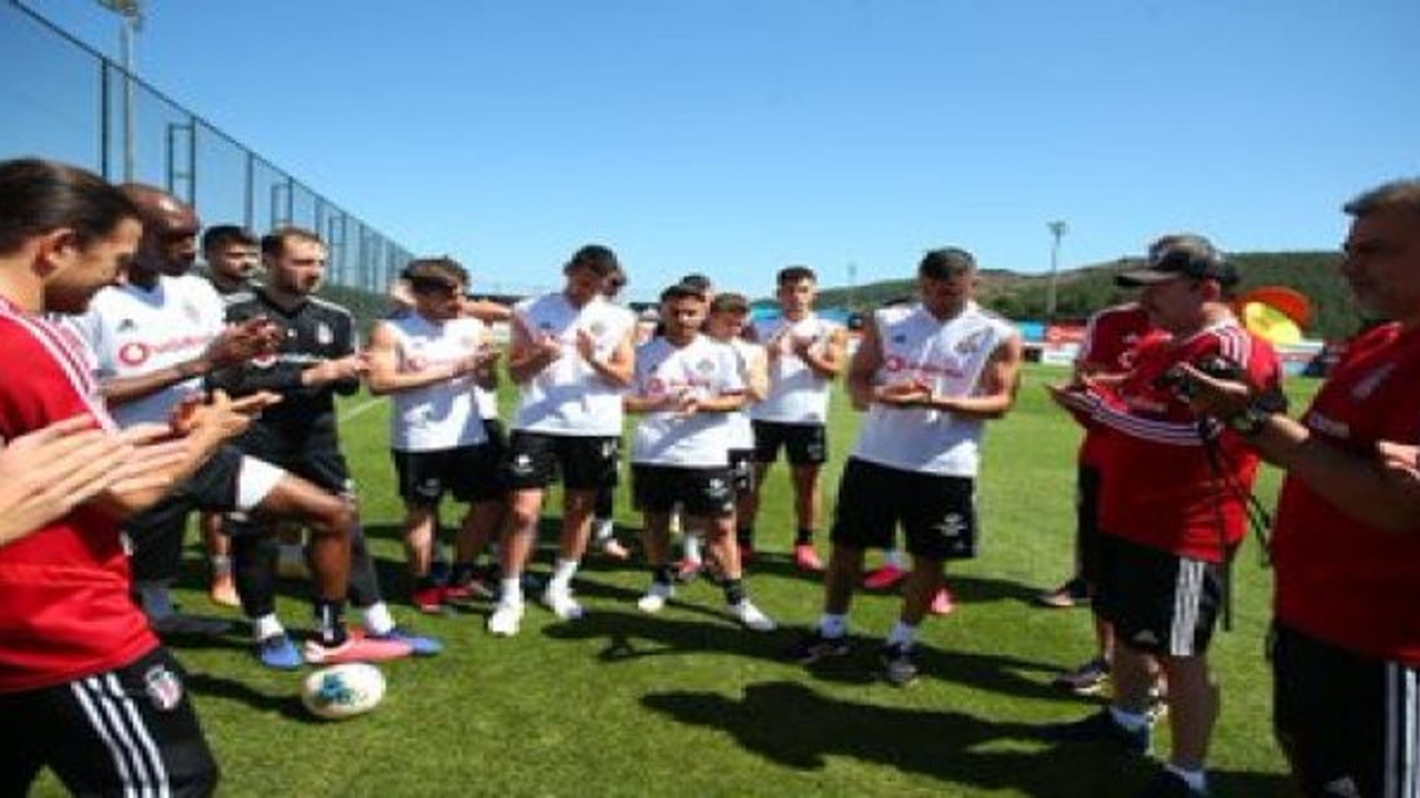 Beşiktaş'ta Burak Yılmaz, takım arkadaşlarıyla vedalaştı