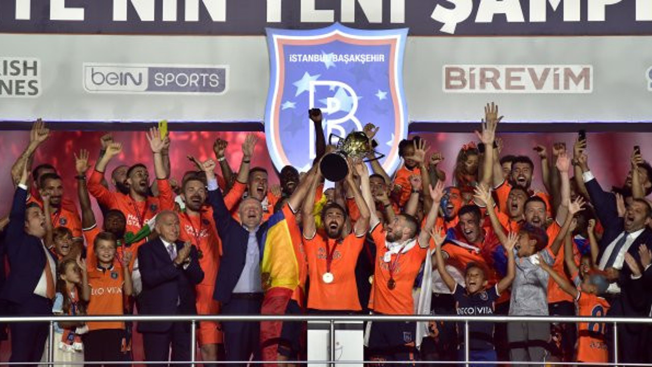 Coşkuyla kutlandı! Başakşehir kupayı kaldırdı