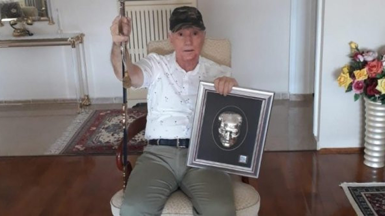 Eski milletvekili emekli Yarbay Tevfik Diker kılıcını çekti ve kılıçla hutbe okuyan Diyanet İşleri Başkanı'nı düelloya davet etti