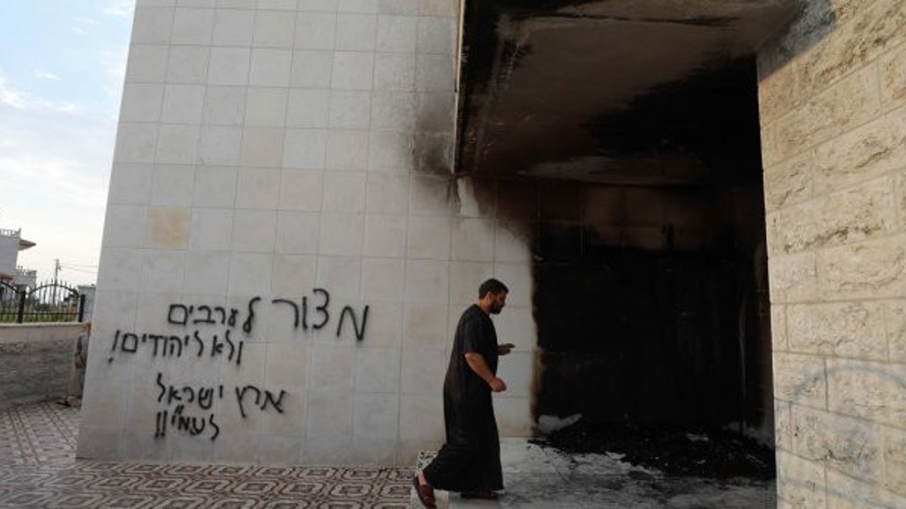 Ateşe verip, ırkçı slogan yazdılar! Yahudi yerleşimciler camiye saldırdı