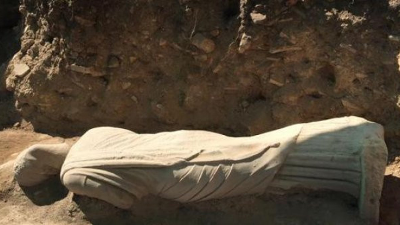 Perge'de, 1700 yıllık kadın heykeli bulundu