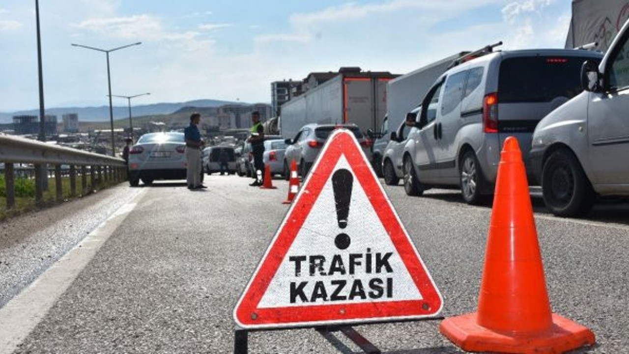 Aydın'da temizlik aracıyla otomobil çarpıştı: 4 yaralı