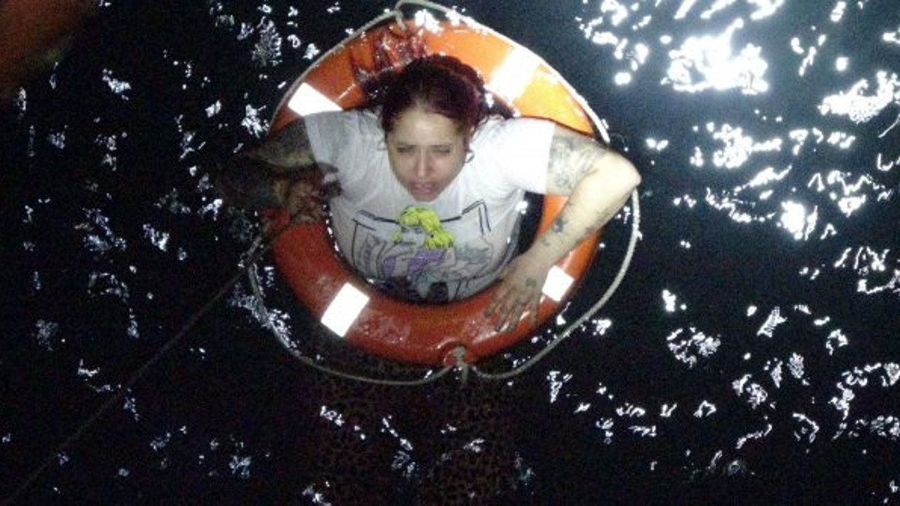 Köprüden atlayan kadın pişman oldu! Kurtarın beni dedi can simidine yapıştı