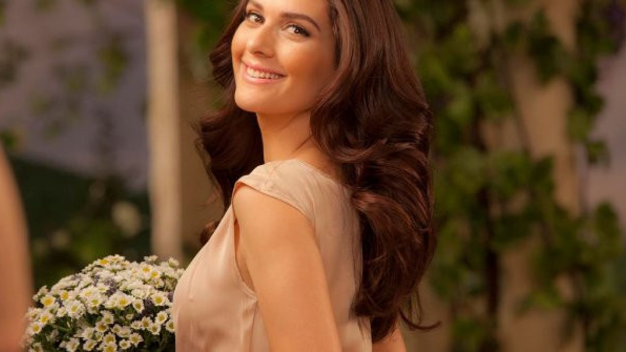 Ünlü oyuncu Bergüzar Korel reklam kuralını onlar için bozdu