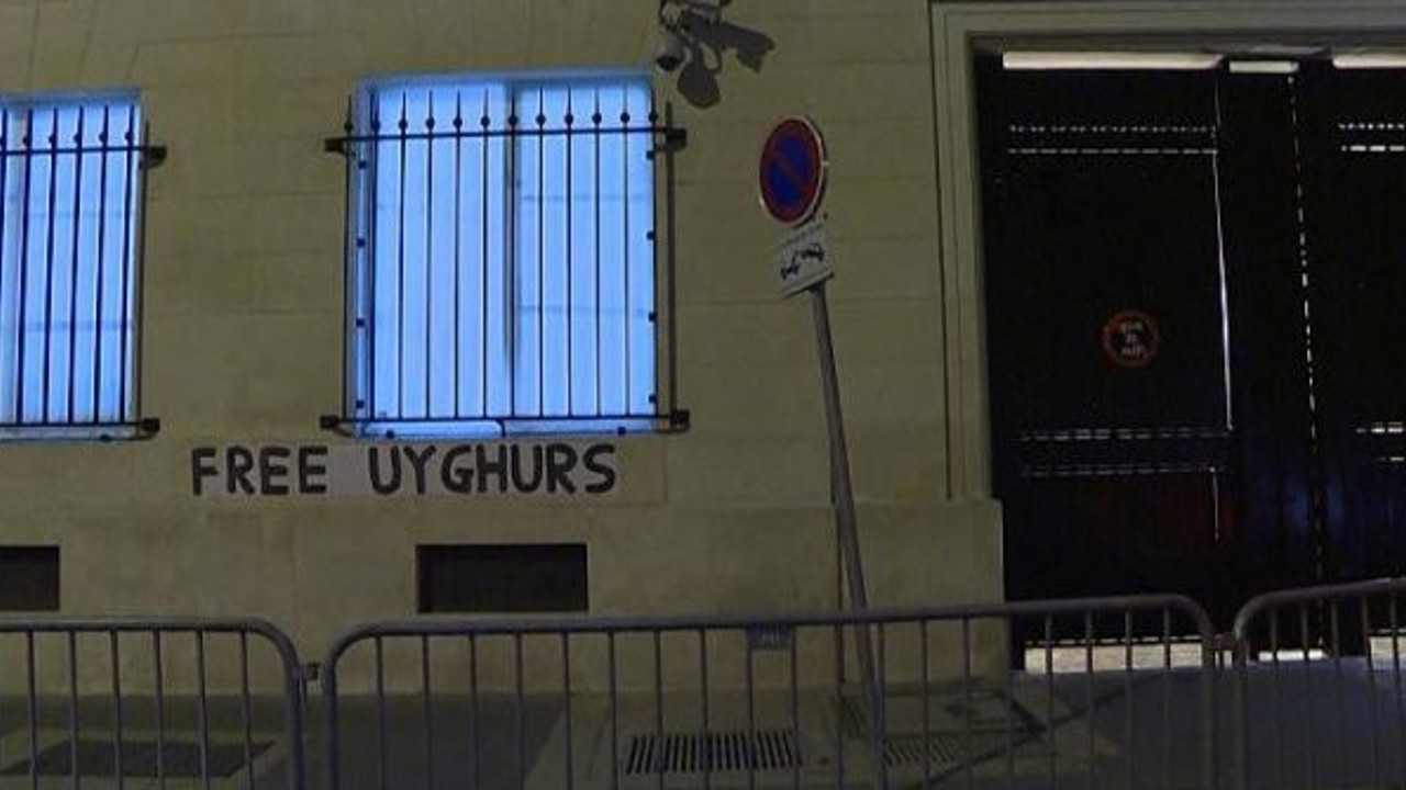 Doğu Türkistan'ın çığlığı Fransa sokaklarında: Kadınlar her yere afiş yapıştırdı