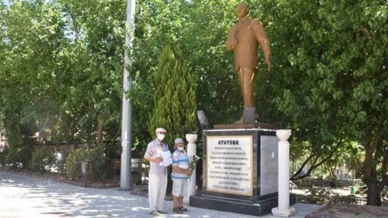 Skandal! Yer: Aydın Karacasu Suç: Atatürk Anıtına Çelenk Koymak