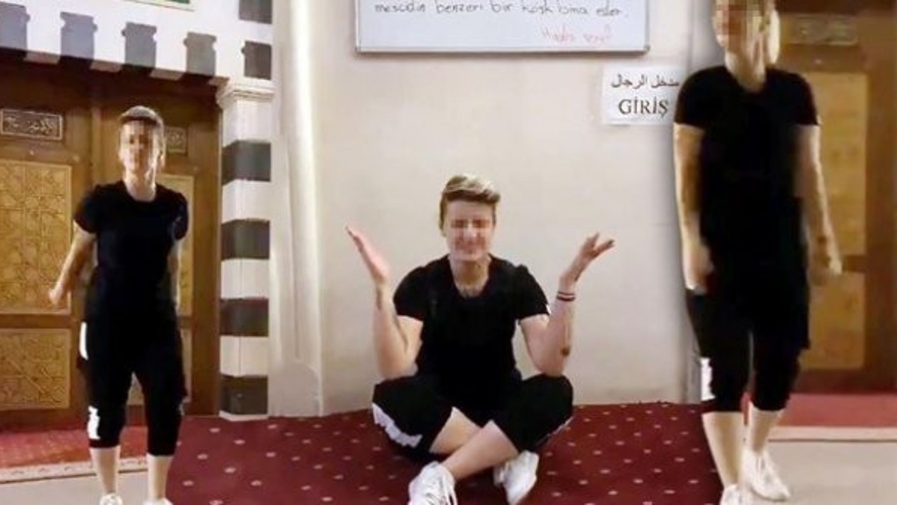 Camiye ayakkabıyla girmişti, soruşturma başlatıldı