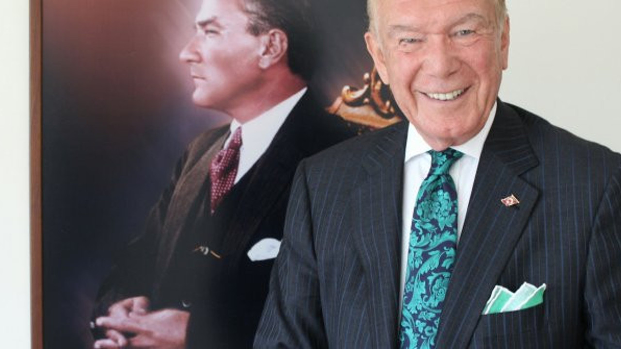 Uğur Dündar, Dünya Yakışıklılar Günü’nde dünyanın en yakışıklı lideri Atatürk ile olan fotoğrafını paylaştı