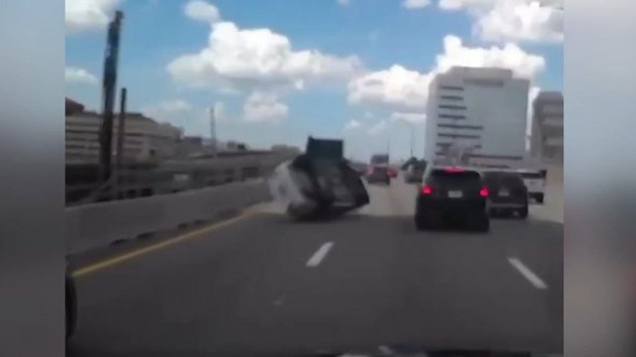 Akıl almaz kaza! Araç havalanıp yere çakıldı