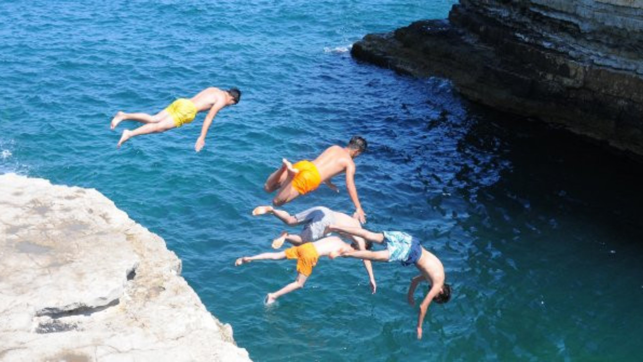 İzleyenler dondu kaldı! 20 metreden ölümüne atlayış