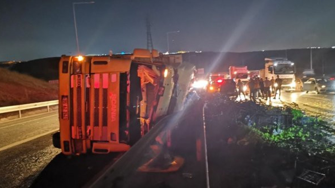 Kocaeli'nde TIR devrildi sebzeler yola saçıldı