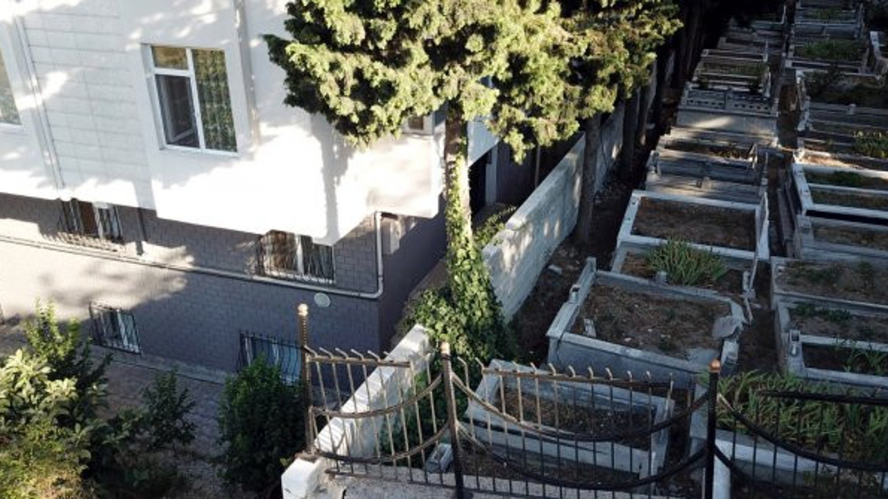 Hayırdır inşallah! İstanbul'daki mezarlık yürümeye başladı