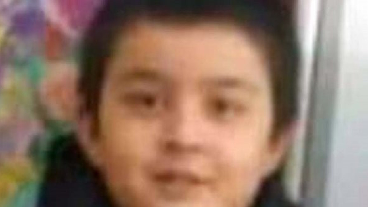 Üzerine kapı düşen çocuk canından oldu