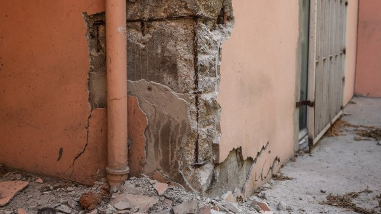 Güngören'de korku apartmanı! Üfleseler yerle bir olacak