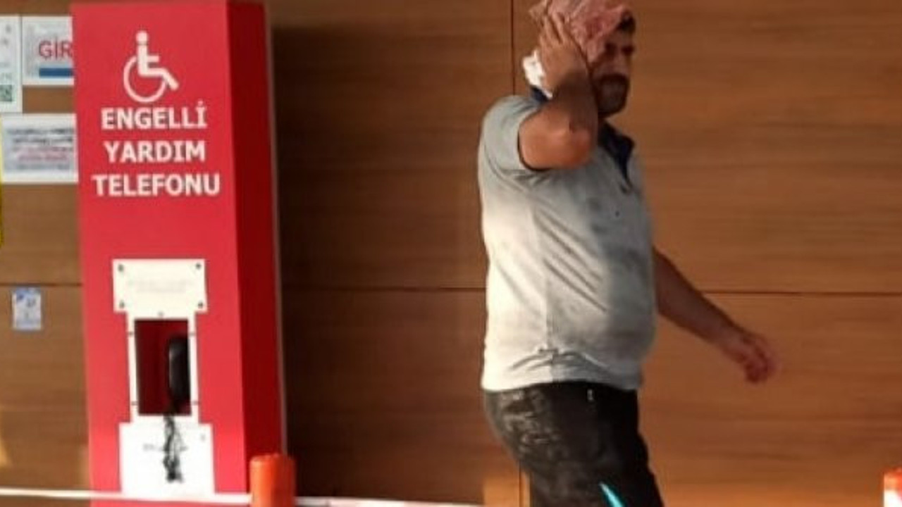 Arkadaşının elinden düşen kürek başına isabet etti