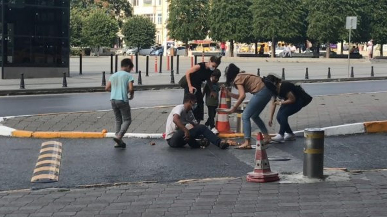 Böyle tiyatro görülmedi, simitçi kılığına girdi, kendini birden yere attı