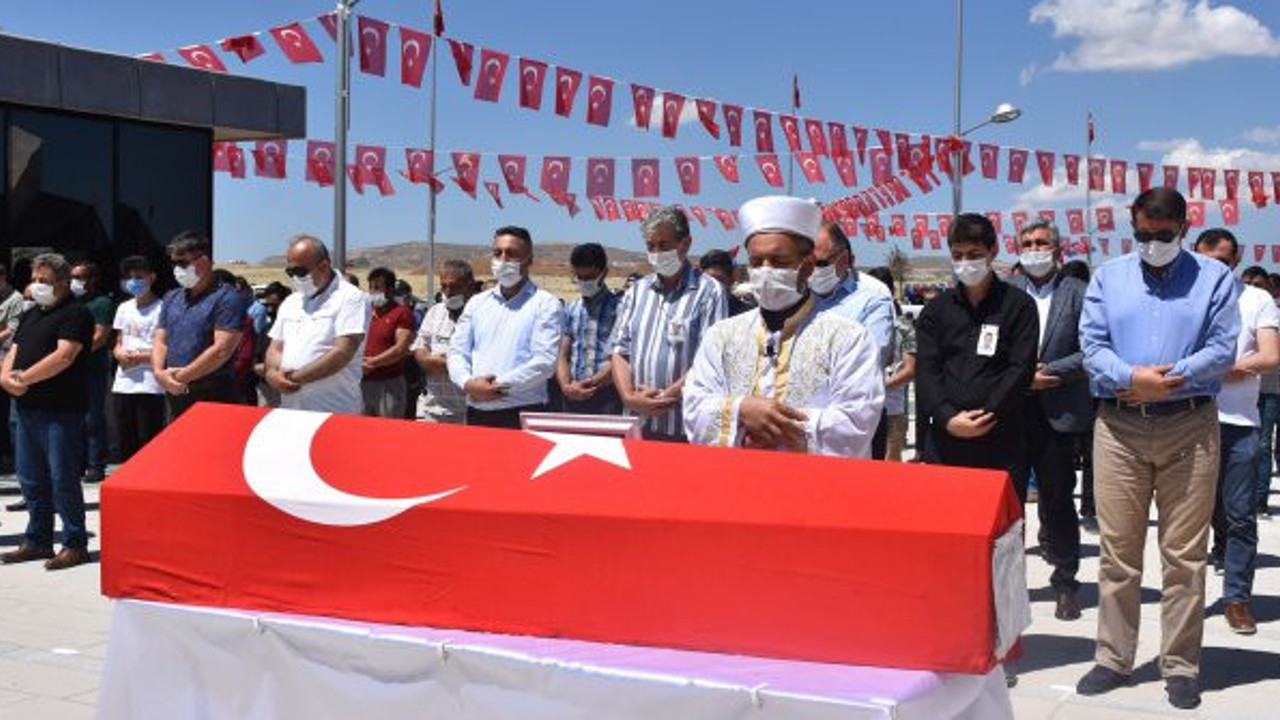 Kalp krizinden ölen polis memuru, Sivas'ta toprağa verildi