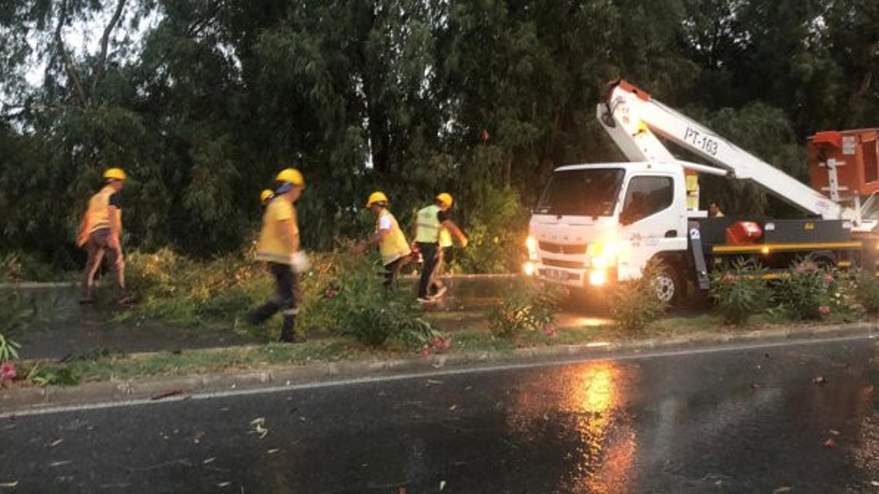 İzmir ve Aydın'da kuvvetli yağış ile fırtına!