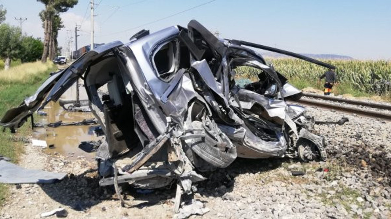 Yük treninin altında kaldı öldü