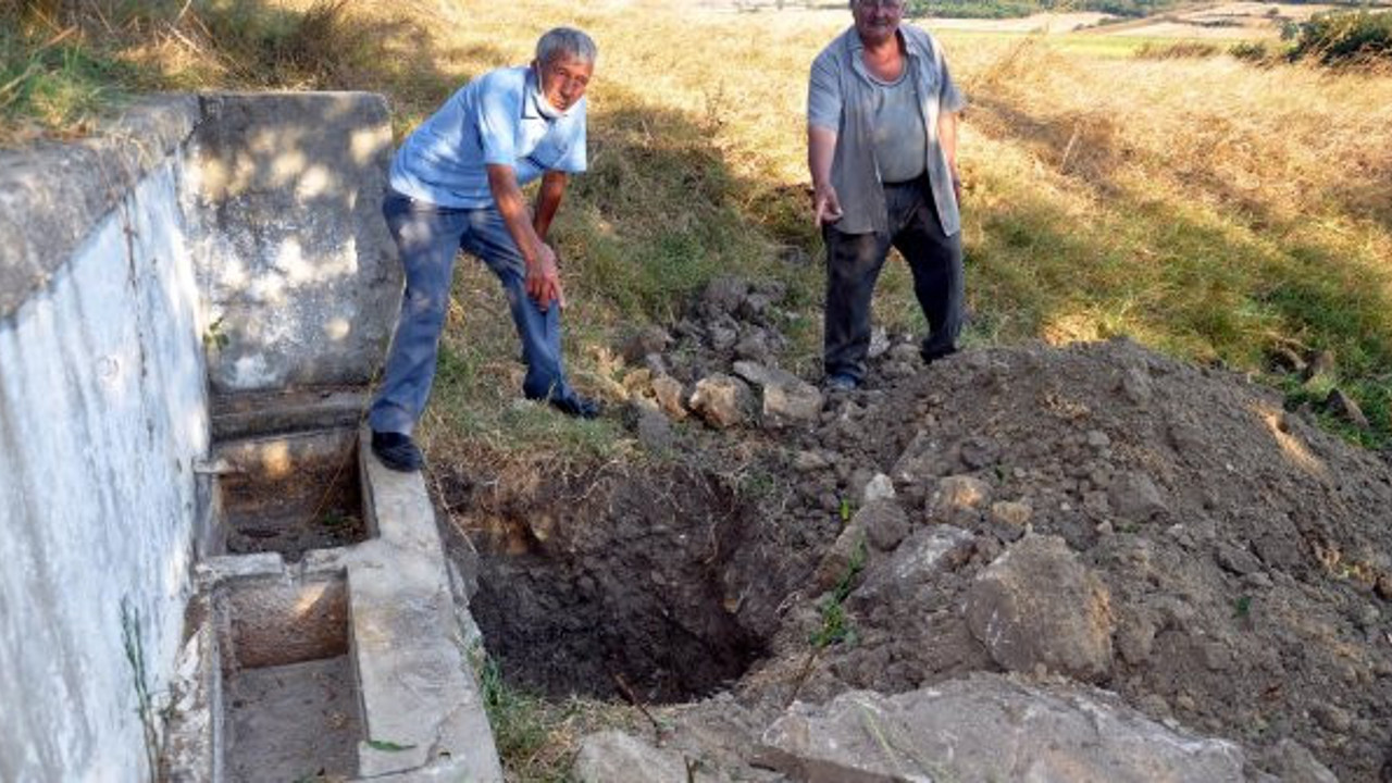 Tarihi çeşmenin suyunu kesip define aradılar
