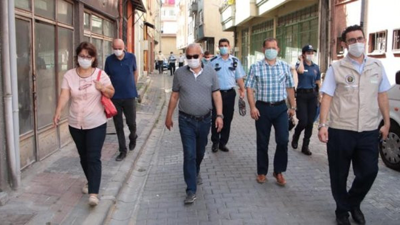 Hasta sayıları artınca belediye başkanı çıldırdı: "Çalın, oynayın, birbirinizi öpüp koklayın"