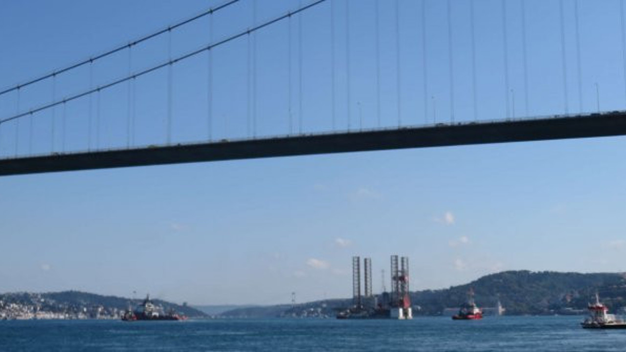 Dev petrol platformu İstanbul Boğazı'ndan geçti